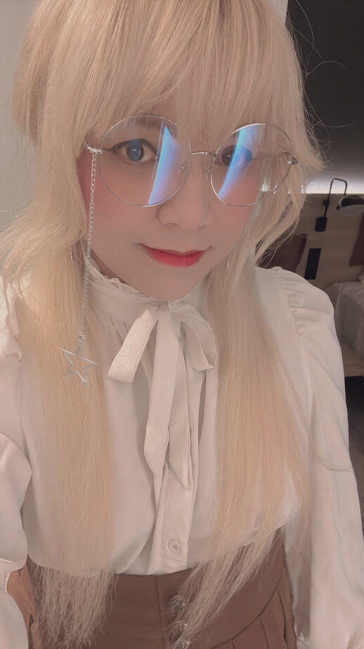 A real-life photo of Daryl Vanessa Barnes, the person behind the "StarlightDaryl" VTuber persona.